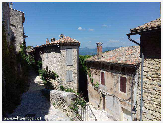 Château médiéval surplombant les rues pavées de Crestet, symbole de son charme historique.