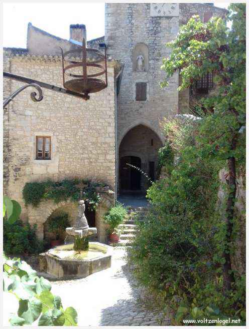 Château médiéval surplombant les rues pavées de Crestet, symbole de son charme historique.