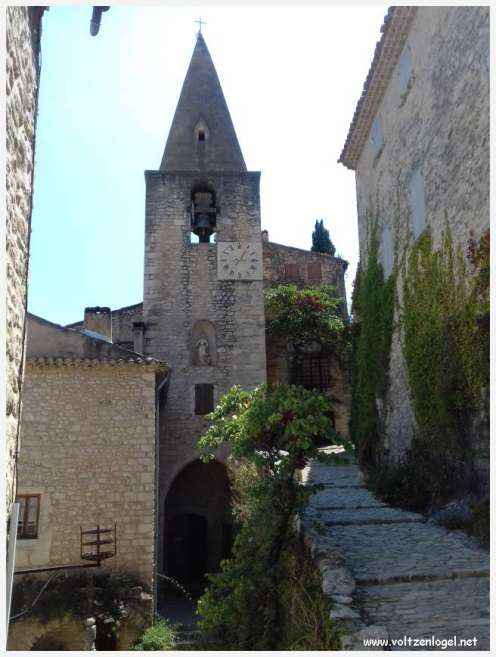 Château médiéval surplombant les rues pavées de Crestet, symbole de son charme historique.