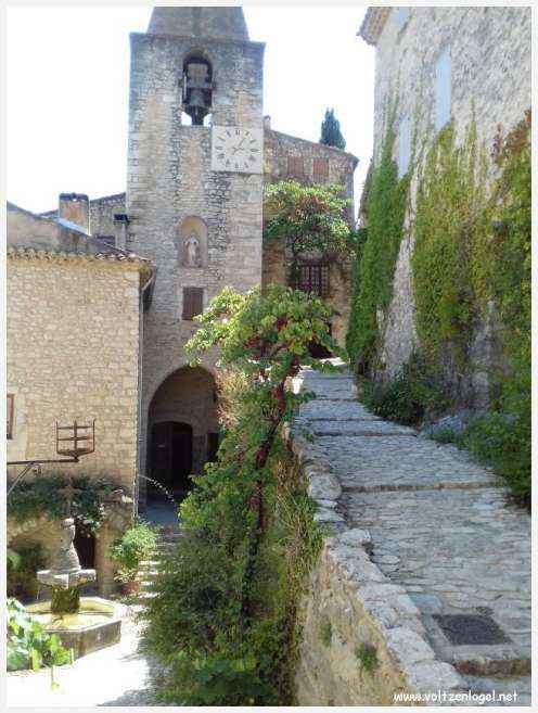 Château médiéval surplombant les rues pavées de Crestet, symbole de son charme historique.