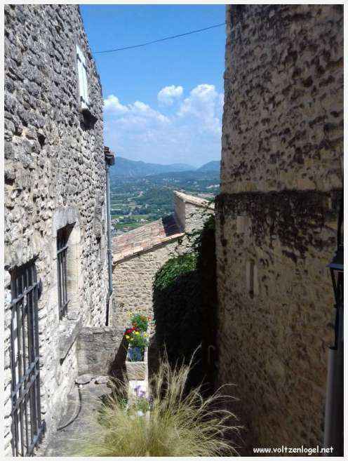 Château médiéval surplombant les rues pavées de Crestet, symbole de son charme historique.