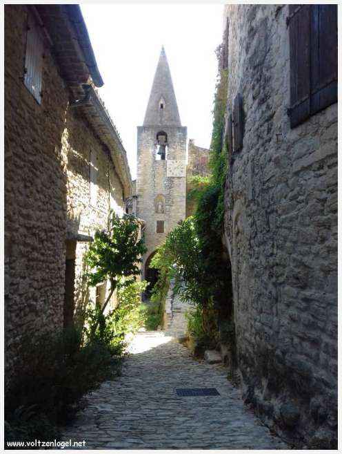 Château médiéval surplombant les rues pavées de Crestet, symbole de son charme historique.