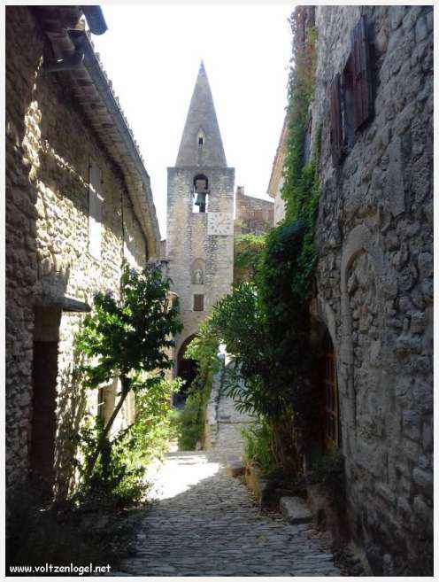 Château médiéval surplombant les rues pavées de Crestet, symbole de son charme historique.