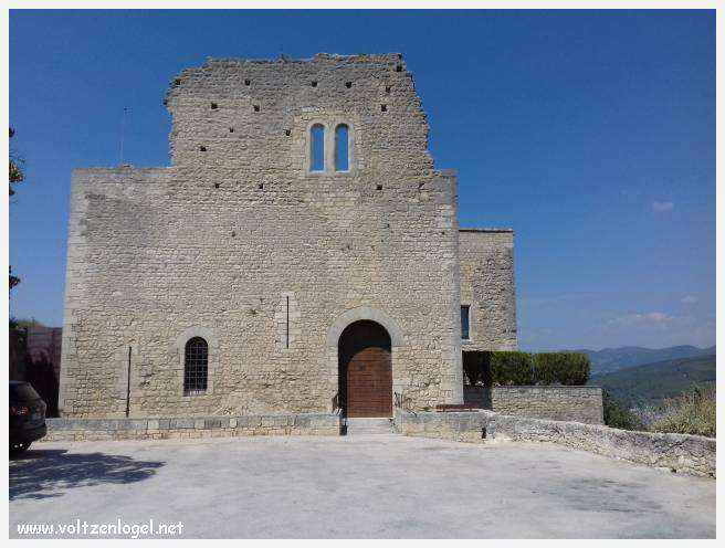 Château médiéval surplombant les rues pavées de Crestet, symbole de son charme historique.
