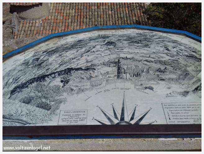 Château médiéval surplombant les rues pavées de Crestet, symbole de son charme historique.