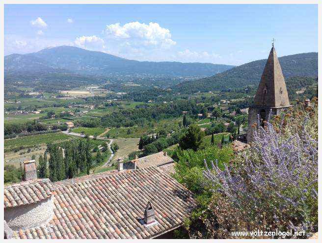 Château médiéval surplombant les rues pavées de Crestet, symbole de son charme historique.