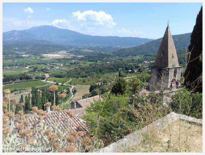 Château médiéval surplombant les rues pavées de Crestet, symbole de son charme historique.
