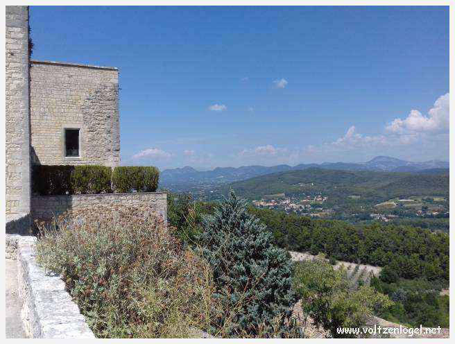 Château médiéval surplombant les rues pavées de Crestet, symbole de son charme historique.