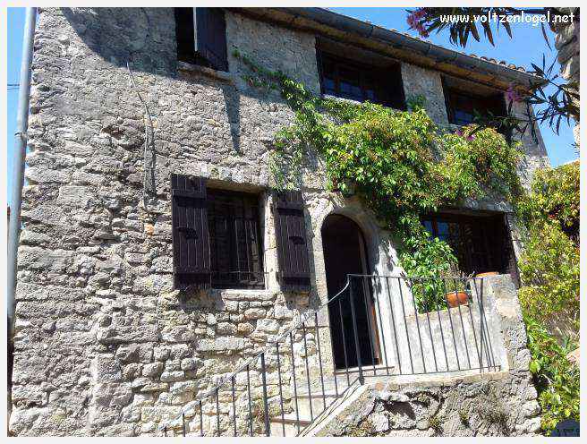 Château médiéval surplombant les rues pavées de Crestet, symbole de son charme historique.