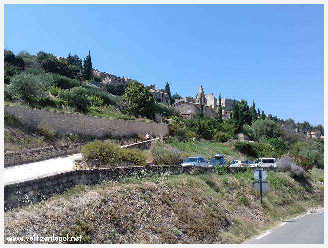Château médiéval surplombant les rues pavées de Crestet, symbole de son charme historique.