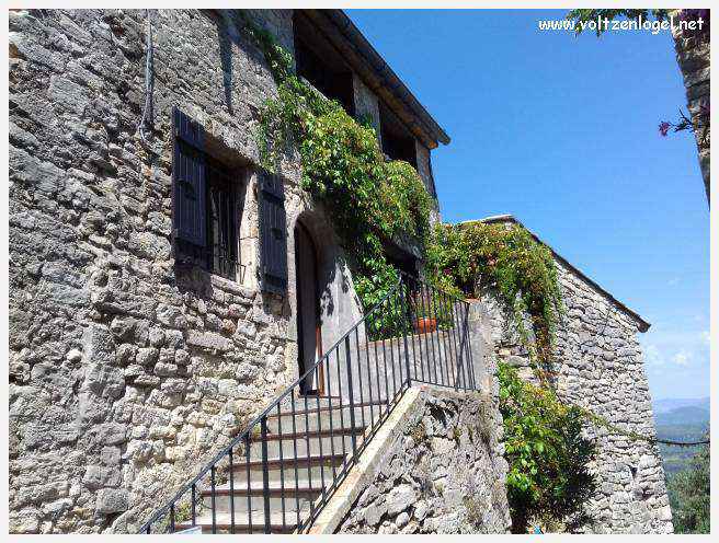Château médiéval surplombant les rues pavées de Crestet, symbole de son charme historique.