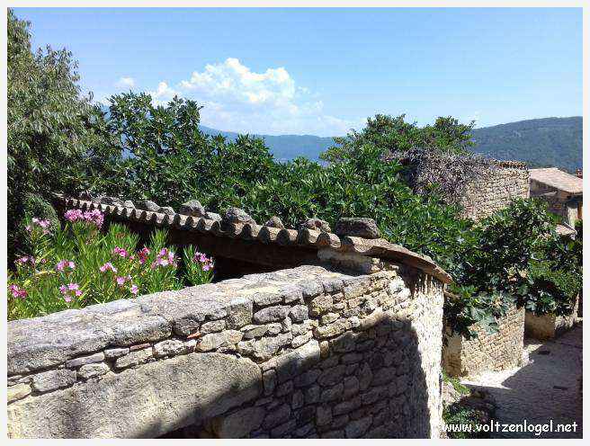 Château médiéval surplombant les rues pavées de Crestet, symbole de son charme historique.