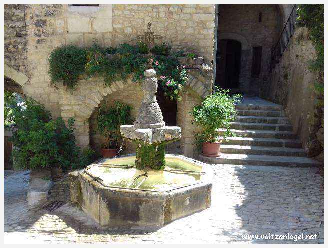 Château médiéval surplombant les rues pavées de Crestet, symbole de son charme historique.
