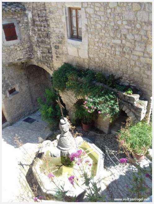 Château médiéval surplombant les rues pavées de Crestet, symbole de son charme historique.
