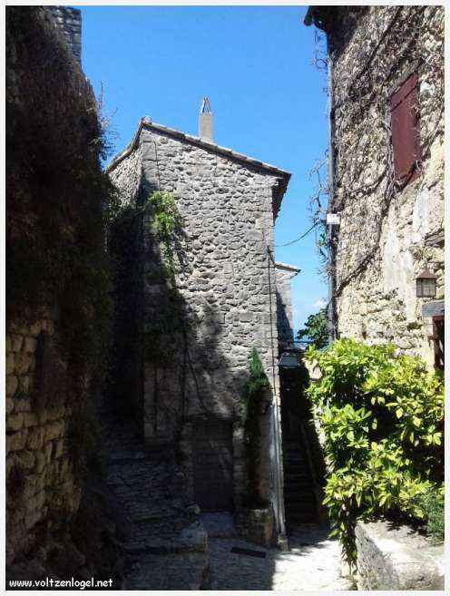Château médiéval surplombant les rues pavées de Crestet, symbole de son charme historique.