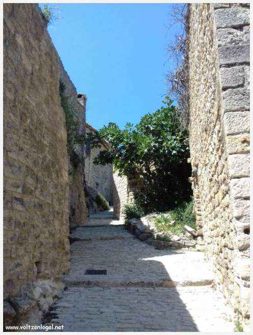 Château médiéval surplombant les rues pavées de Crestet, symbole de son charme historique.