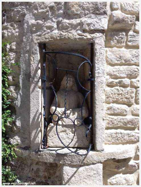 Château médiéval surplombant les rues pavées de Crestet, symbole de son charme historique.