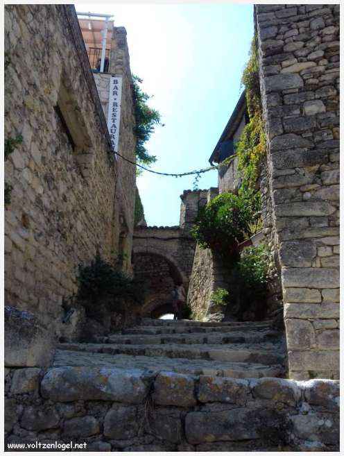 Château médiéval surplombant les rues pavées de Crestet, symbole de son charme historique.