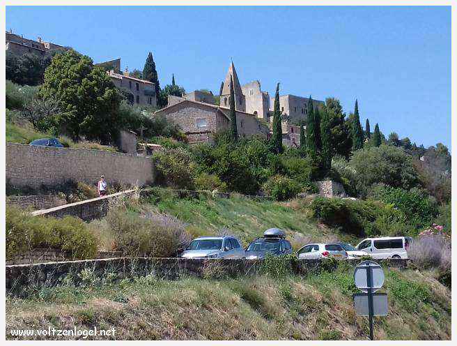 Château médiéval surplombant les rues pavées de Crestet, symbole de son charme historique.