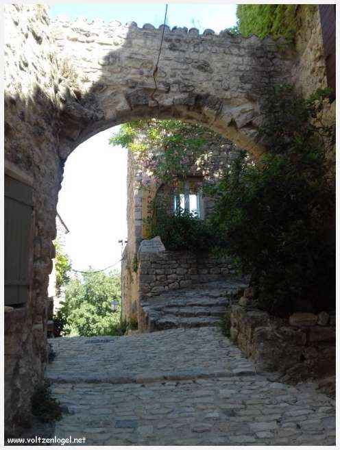 Château médiéval surplombant les rues pavées de Crestet, symbole de son charme historique.