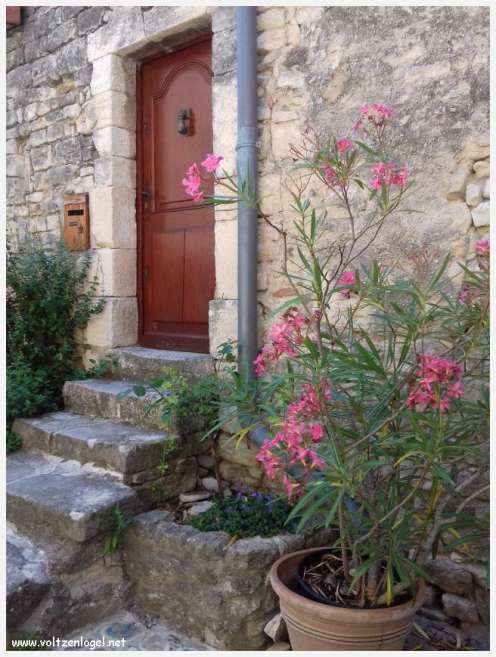 Château médiéval surplombant les rues pavées de Crestet, symbole de son charme historique.
