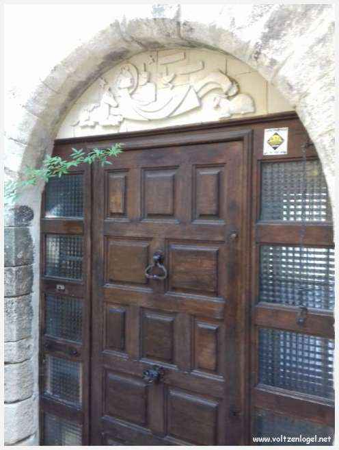 Château médiéval surplombant les rues pavées de Crestet, symbole de son charme historique.