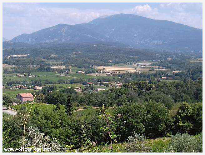 Château médiéval surplombant les rues pavées de Crestet, symbole de son charme historique.