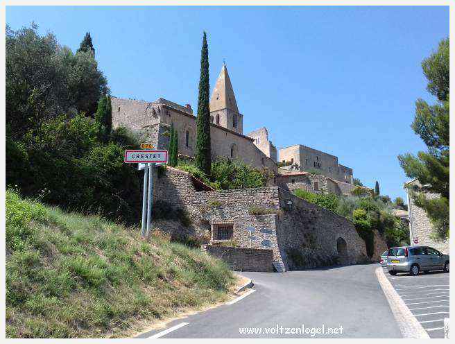 Château médiéval surplombant les rues pavées de Crestet, symbole de son charme historique.