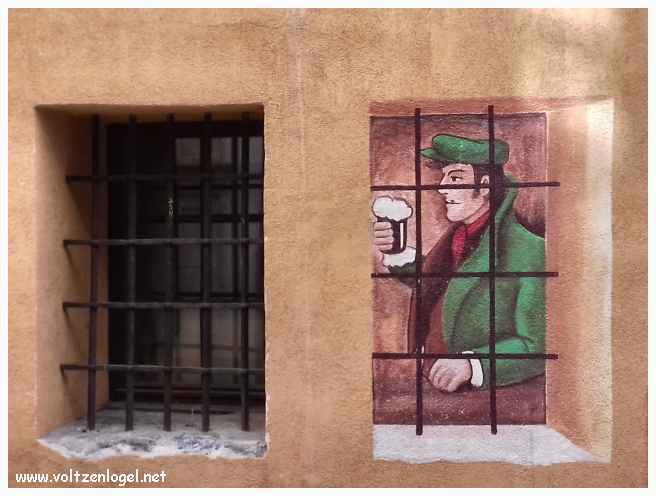 Gap. Fresque murale insolite, représente un prisonnier