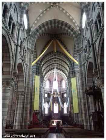 GAP Tourisme. Cathédrale de Gap, une vue de l'intérieur de la nef en direction du choeur