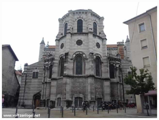 GAP Tourisme. La belle façade en pierres grises et blanches de la cathédrale