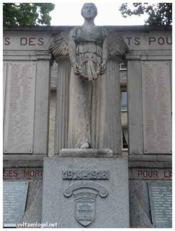 GAP Tourisme. Le monument aux morts, place Saint-Arnoux, Gap
