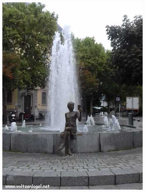Sculpture represent La Liseuse, fontaine à gap