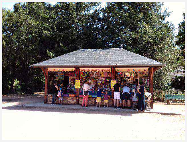 Parc de la Tête d'Or: Oasis urbaine de Lyon, mélange de nature et d'histoire.