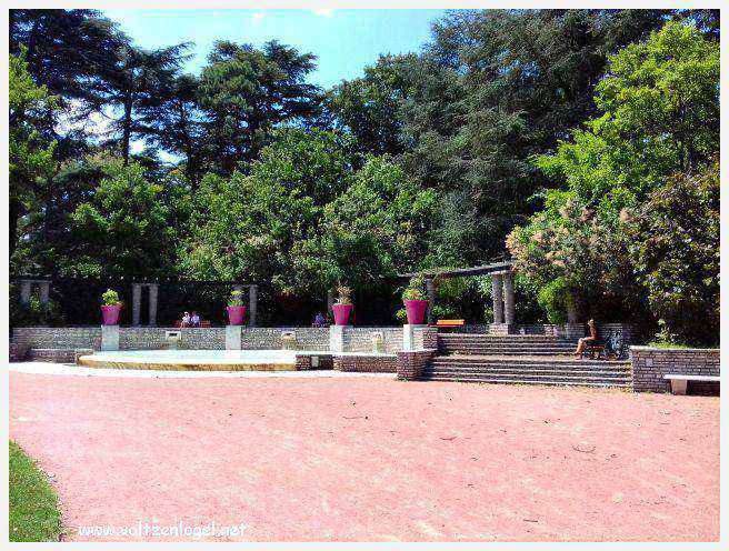 Parc de la Tête d'Or: Oasis urbaine de Lyon, mélange de nature et d'histoire.
