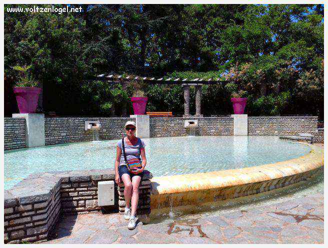 Parc de la Tête d'Or: Oasis urbaine de Lyon, mélange de nature et d'histoire.