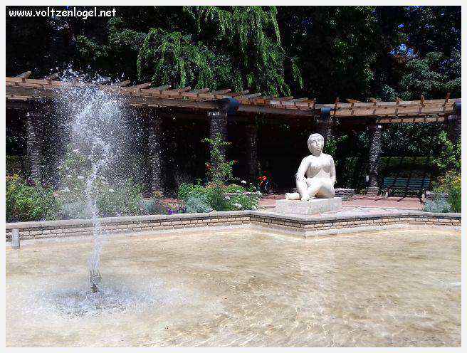 Parc de la Tête d'Or: Oasis urbaine de Lyon, mélange de nature et d'histoire.