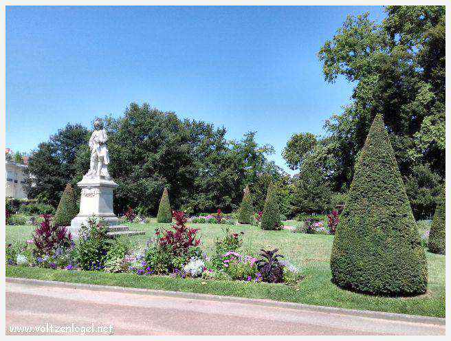 Parc de la Tête d'Or: Oasis urbaine de Lyon, mélange de nature et d'histoire.