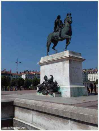Place Bellecour : statue équestre de Louis XIV