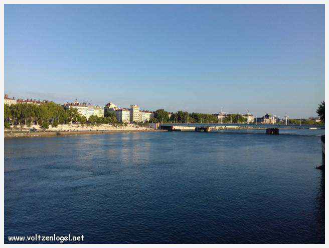 Vue panoramique de Lyon, une ville riche en trésors architecturaux et culturels.