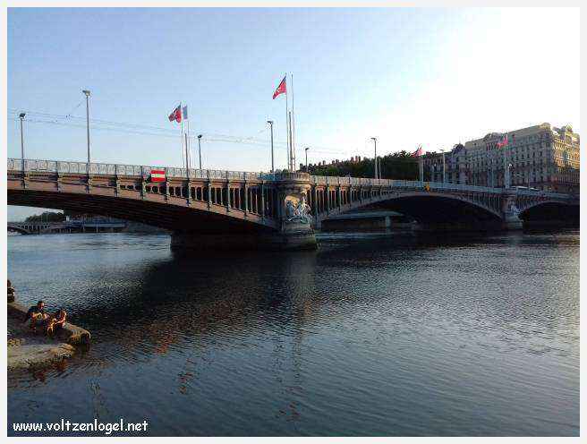 Vue panoramique de Lyon, une ville riche en trésors architecturaux et culturels.