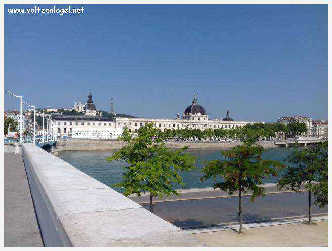 Vue panoramique de Lyon, une ville riche en trésors architecturaux et culturels.