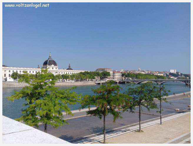 Vue panoramique de Lyon, une ville riche en trésors architecturaux et culturels.