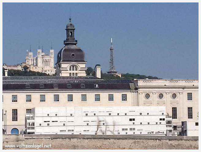 Vue panoramique de Lyon, une ville riche en trésors architecturaux et culturels.