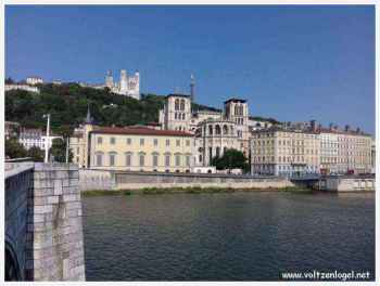 Vue sur le fleuve : détente le long du Rhône