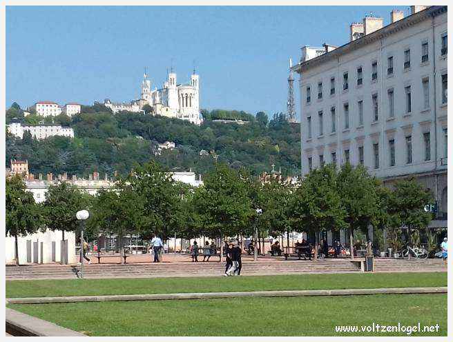 Vue panoramique de Lyon, une ville riche en trésors architecturaux et culturels.