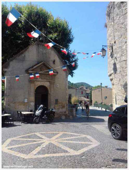 Vue pittoresque de Mollans-sur-Ouvèze, avec son château médiéval et ses charmantes ruelles pavées.