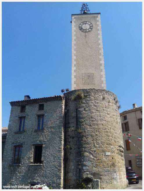 Vue pittoresque de Mollans-sur-Ouvèze, avec son château médiéval et ses charmantes ruelles pavées.