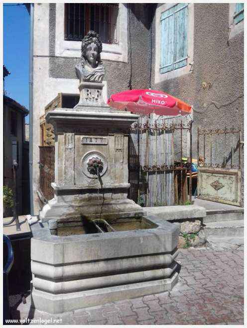 Vue pittoresque de Mollans-sur-Ouvèze, avec son château médiéval et ses charmantes ruelles pavées.