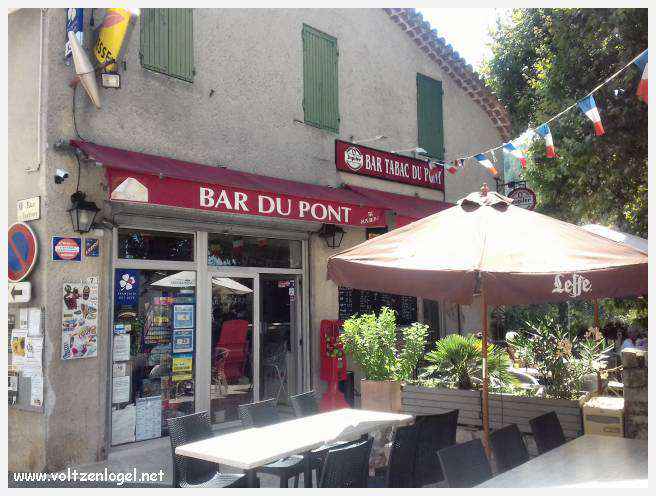Vue pittoresque de Mollans-sur-Ouvèze, avec son château médiéval et ses charmantes ruelles pavées.